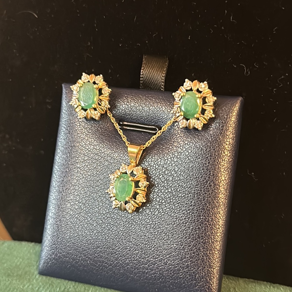 Genuine Emerald and Diamond pendant necklace and earrings set in 14k solid gold - Picture 4 of 8
